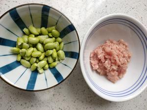 毛豆糯，肉饼嫩，汤汁鲜美的毛豆蒸肉饼的做法 步骤1