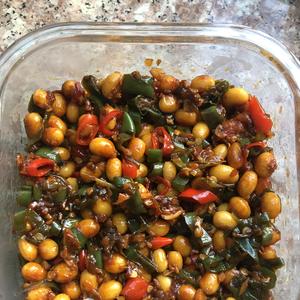 能吃三碗米饭的黄豆焖辣椒的做法 步骤2