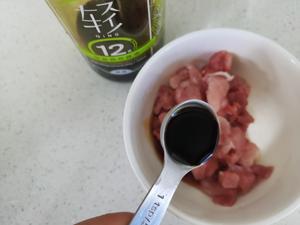 毛豆香干炒肉的做法 步骤3