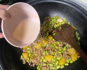 【北鼎小圆锅】毛豆肉沫土豆焖饭的做法 步骤7