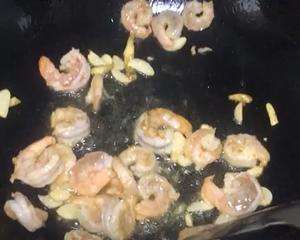 清炒毛豆虾仁的做法 步骤2