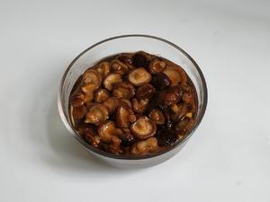 小香菇焖黄豆的做法 步骤2