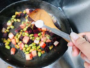 一道艳丽的甜菜根炒双豆（土豆和毛豆） 净素食的做法 步骤7