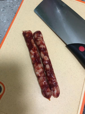 豌豆炒腊肠肉的做法 步骤2