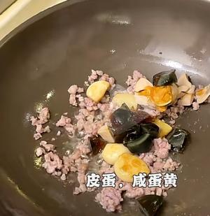 中饭上汤苋菜或鸡毛菜 上汤豌豆尖的做法 步骤2