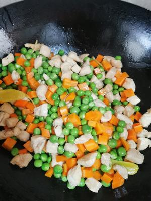 鸡肉豌豆胡萝卜丁的做法 步骤7