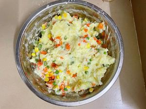 香煎胡萝卜玉米青豆粒土豆饼的做法 步骤8