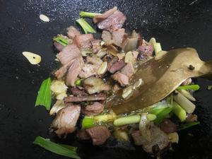 腊肉炒豌豆尖的做法 步骤7