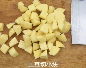 「儿时的味道」土豆四季豆焖饭的做法 步骤3