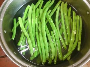 四季豆炒肉的做法 步骤1