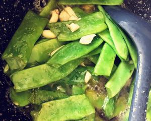 超简单的油焖扁豆角?的做法 步骤3