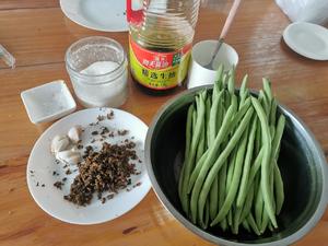 不过油的干煸芽菜四季豆的做法 步骤1