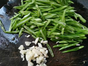四季豆炒肉的做法 步骤1