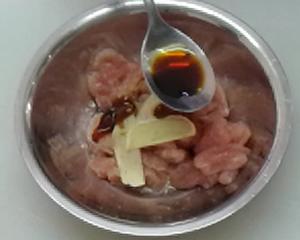 月子餐肉菜菜谱《四季豆菌菇炒牛肉》的做法 步骤3
