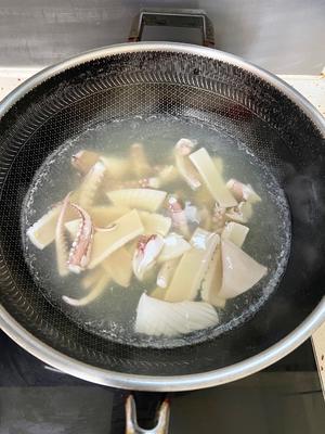 鲜掉眉毛的荷兰豆炒鱿鱼的做法 步骤3