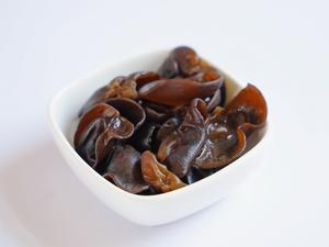清炒荷兰豆+酱汁香菇的做法 步骤3