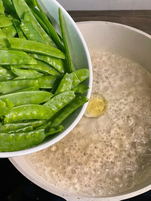五花肉炒荷兰豆的做法 步骤3