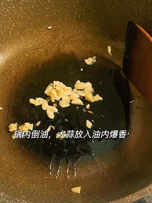 上班快手便当丨不放盐也好吃的培根炒荷兰豆和洋葱炒虾仁的做法 步骤2