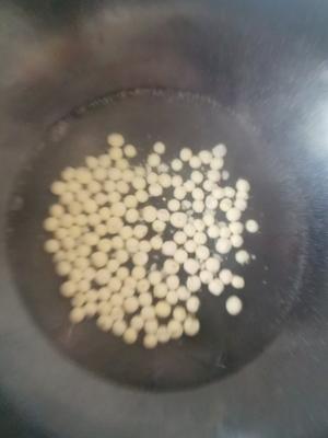 荷兰豆炒腊肉（鸡头米）的做法 步骤5