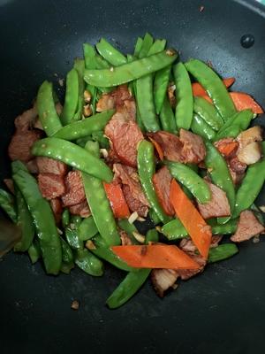 荷兰豆炒腊肉的做法 步骤7