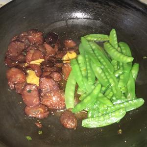 荷兰豆炒腊肠的做法 步骤6