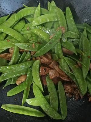 家常荷兰豆炒肉的做法 步骤7