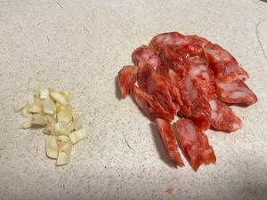 荷兰豆炒腊肠的做法 步骤2