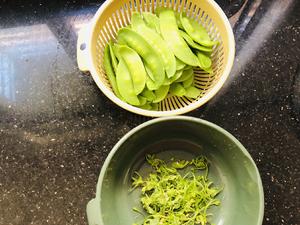 腊肉炒香芹荷兰豆的做法 步骤2