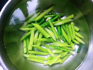 芦笋鸡蛋炒虾仁的做法 步骤4