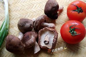 有肉感的蘑菇番茄汤的做法 步骤1