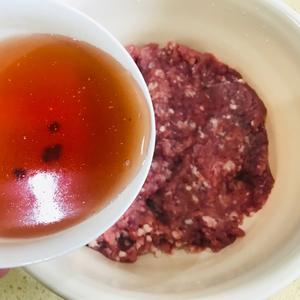 【冬瓜羊肉丸子汤】从调馅到下丸子的手法，超详细版本！的做法 步骤3
