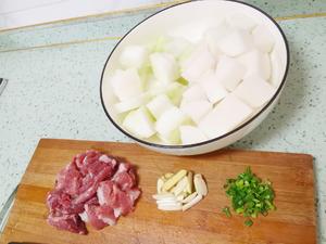 秋冬暖汤：冬瓜萝卜炖肉汤的做法 步骤2