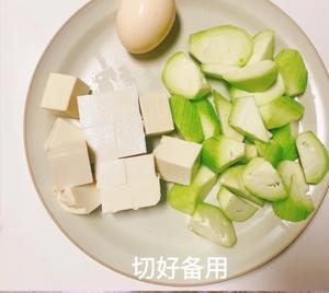 丝瓜豆腐鸡蛋汤的做法 步骤2