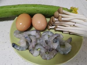 营养丝瓜炒蛋虾仁菌菇四拼汤的做法 步骤1