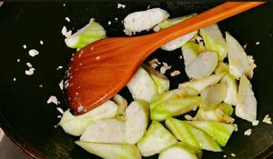 怎样才能炒出清爽又甘甜可口的丝瓜炒蛋?的做法 步骤7