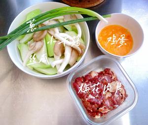 鸡蛋丝瓜肉片汤的做法 步骤1