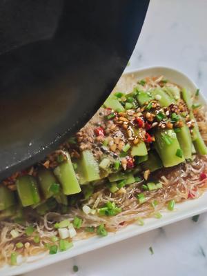 蒜蓉粉丝蒸丝瓜㊙️丝瓜这么蒸，鲜味十足‼️的做法 步骤8