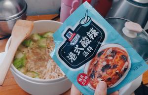 酸酸辣辣金针菇丝瓜浓汤的做法 步骤3