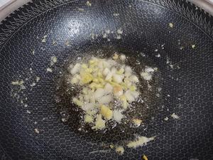 丝瓜豆腐鸡蛋菌菇贻贝汤的做法 步骤4