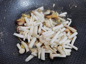 丝瓜豆腐鸡蛋菌菇贻贝汤的做法 步骤6