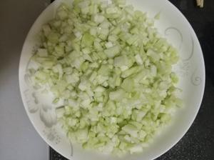 宝宝丝瓜猪肉粒粒面的做法 步骤2