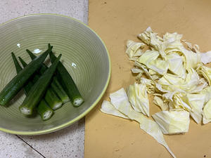 《昨日的美食》之醋味噌拌秋葵卷心菜的做法 步骤3