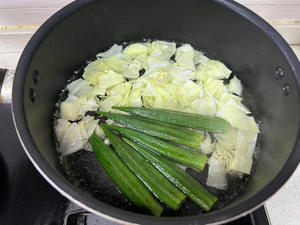 《昨日的美食》之醋味噌拌秋葵卷心菜的做法 步骤4