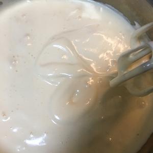 裱花奶油草莓蛋糕?（含详细抹面裱花教程）的做法 步骤3
