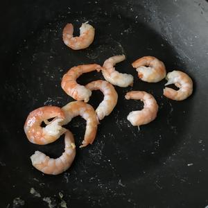 虾仁牛油果鸡蛋吐司（减脂食谱）的做法 步骤3