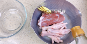 地道的广东靓汤木瓜眉豆煲鸡脚，冬天要好好保养自己呀！的做法 步骤3