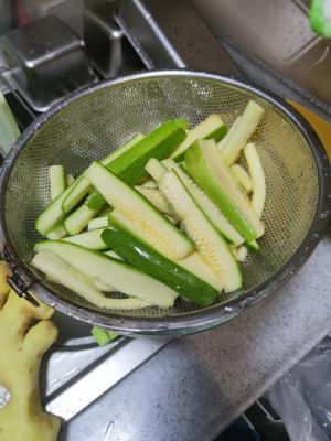 超级下饭红烧西葫芦，不好吃来找我的做法 步骤2