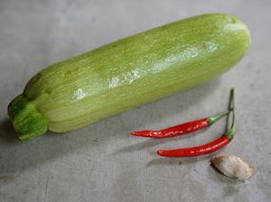 捞汁西葫芦的做法 步骤1