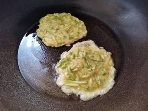 西葫芦鸡蛋饼（土豆丝饼、香芋丝饼或者其他丝饼?）的做法 步骤8