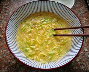 西葫芦鸡蛋饼（土豆丝饼、香芋丝饼或者其他丝饼?）的做法 步骤5